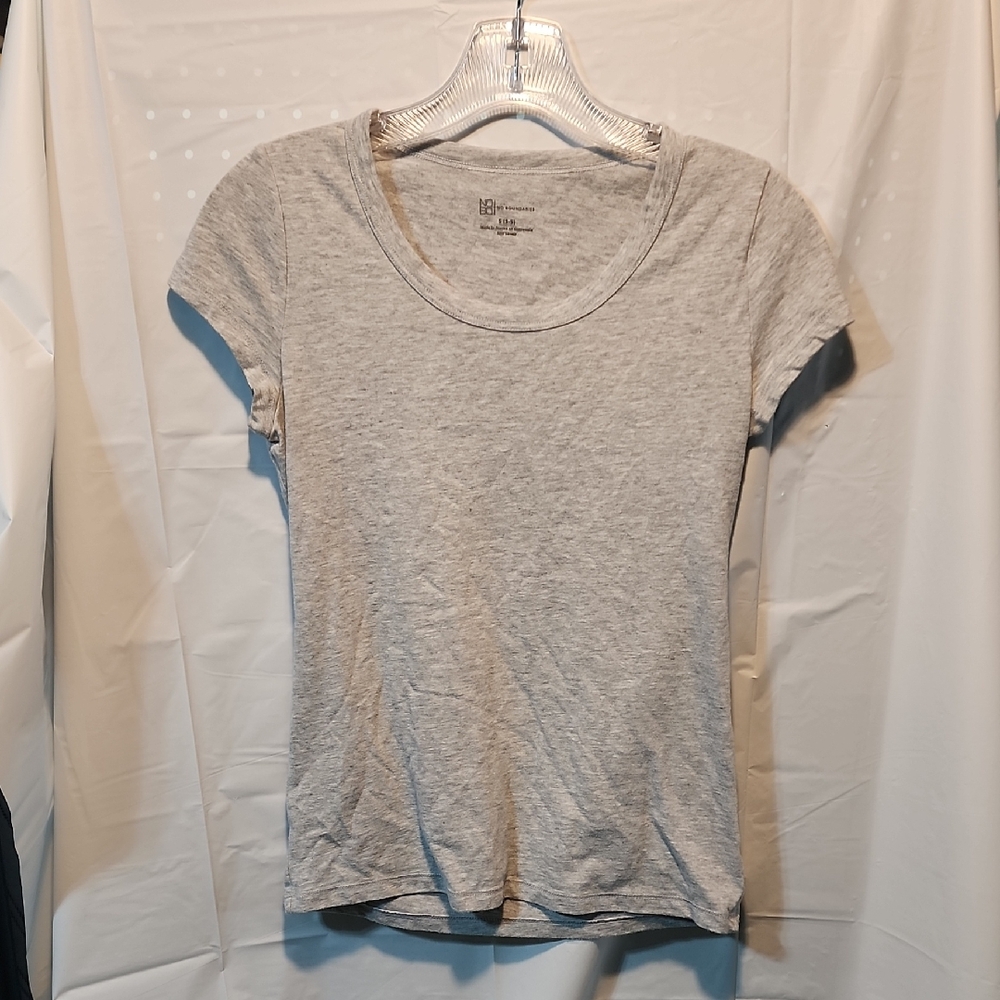No Boundaries heather gray t-shirt.